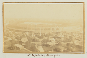 Altes Schwarz-Weiß-Foto eines Stadions umgeben von Gebäuden, Bäumen und Pfählen mit Text unten.