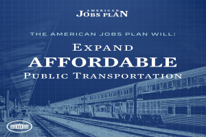 Plakat mit einem Zug auf den Eisenbahnschienen mit ein paar Menschen in der Nähe, das "The American Jobs Plan Will Expand Affordable Public Transportation" bewirbt.