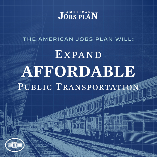 Plakat mit einem Zug auf den Eisenbahnschienen mit ein paar Menschen in der Nähe, das "The American Jobs Plan Will Expand Affordable Public Transportation" bewirbt.