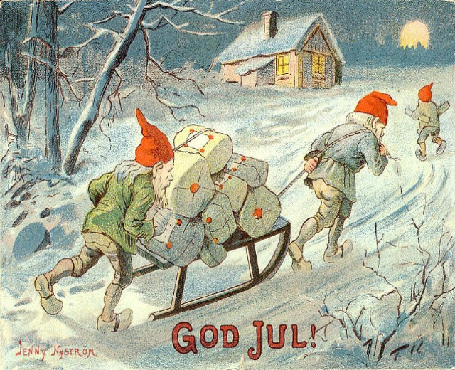 Vintage-Weihnachtsgrußkarte mit zwei Zwergen, die einen Geschenkeschlitten durch den Schnee ziehen, mit Bäumen, einem Haus und einem Mond im Hintergrund und der Inschrift "God Jul".
