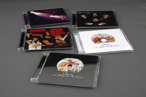 Fünf CD-Hüllen, vier schwarz und eine weiß, jeweils mit Filmplakaten.