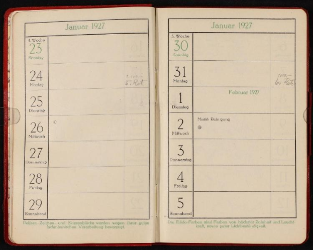 Offenes deutsches Tagebuch von 1927 mit Kalender oben drauf, vor dunklem Hintergrund angezeigt.