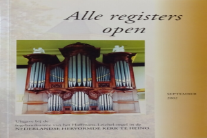 Ein Buchumschlag mit einer großen, verzierten Orgel mit detaillierten Elementen und einem glänzenden Finish, vor einem hellblauen Hintergrund, mit der Aufschrift "alle registers open - september 2002" in fetter Schrift.