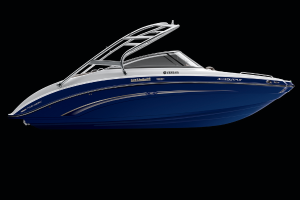 Ein einzelnes Boot auf ruhiger See.