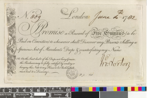 Altes Dokument mit schwarzer und weißer Handschrift, Text und einem Stempel, mit Farbskalen am unteren Rand, die eine Belohnung von fünf Emiraten für die Meldung von gefälschten Mardant-Tropfen angeben.