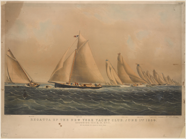 Mehrere Segelboote bei einer Regatta auf einem Gewässer, mit ein paar Menschen an Bord sichtbar, unter einem klaren Himmel mit Text auf einem Stück Papier im Vordergrund.