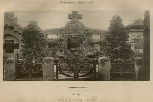 Altes Schwarz-Weiß-Foto eines Friedhofs in Berlin, Deutschland, mit einem Tor, einer Wand, Bäumen und einem Gebäude im Hintergrund, mit Text unten: "Grammalskunst, Berlin-Steglitz, Architekt, Bruue Morning in Berlin".