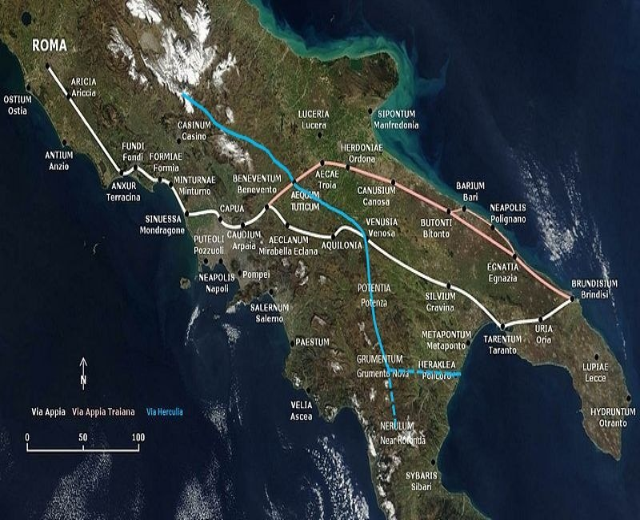 Blaue Linie auf einer Karte von Italien, die eine kreisförmige Zugroute von Rom nach Rom anzeigt, wobei verschiedene Städte und Orte entlang der Route beschriftet sind.