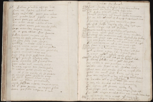 Ein aufgeschlagenes Buch mit Schrift darauf.