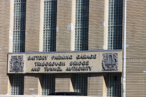 Ein Gebäude mit einem Namen auf einem Schild in der Mitte des Bildes.