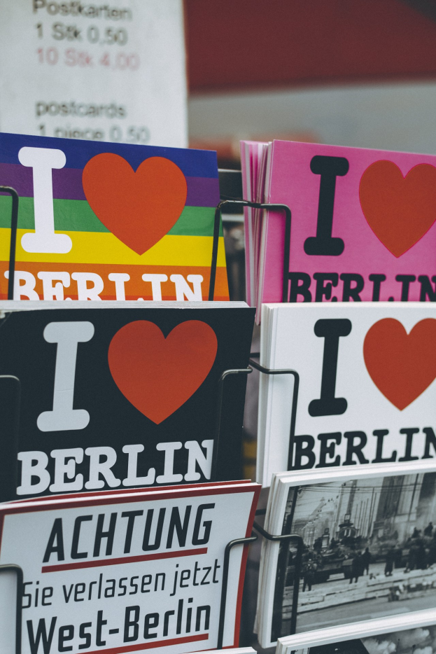 Ein Gestell Mit Bücher Und Postern, Die Den Spruch "Ich Liebe Berlin" Tragen, Vor Einem Leichten Unscharfen, Traumhaften Hintergrund.