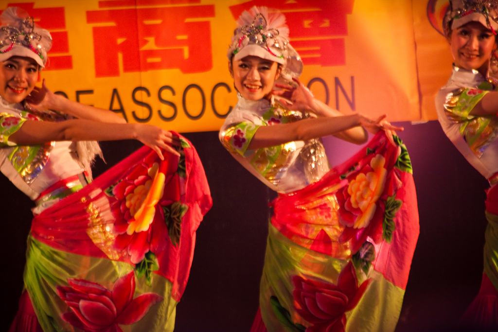 Mehrere Mädchen führen eine Tanzroutine auf einer Bühne aus.