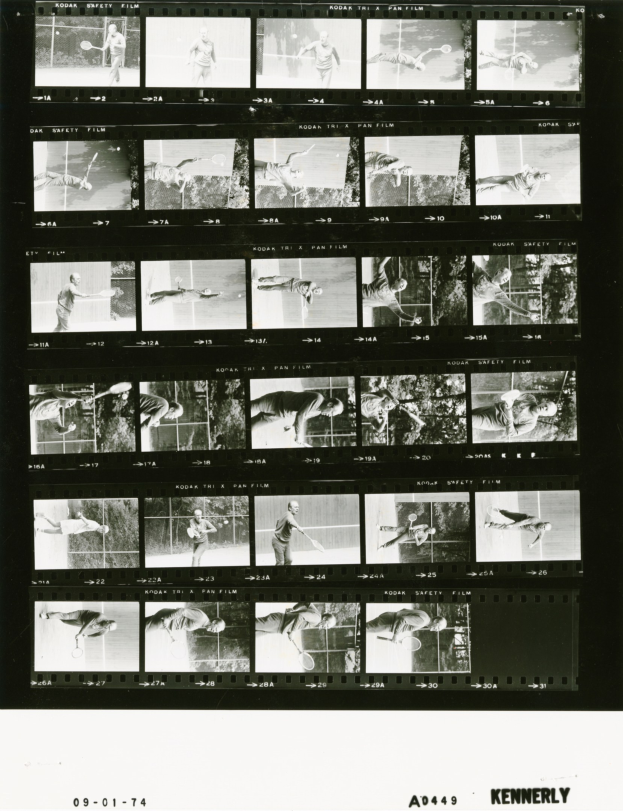 Schwarzes und weißes Foto eines Mannes in einem weißen Hemd und Shorts, der Tennis spielt und einen konzentrierten Gesichtsausdruck hat, mit einem Filmstreifen im Hintergrund.