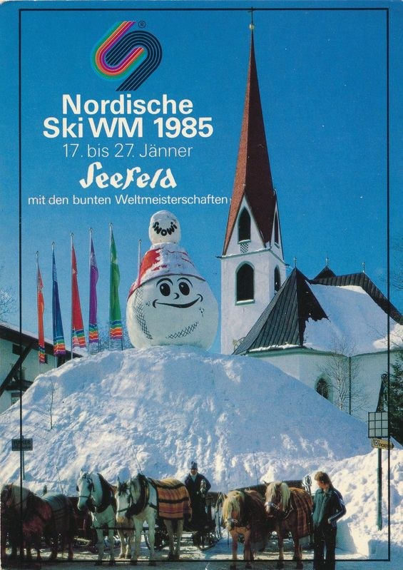 Plakat für die Nordischen Ski-Weltmeisterschaften 1985 in Seefeld, Schweiz, das eine verschneite Landschaft mit Skifahrern, Pferden, Fahnen, Gebäuden, Bäumen und Text zeigt.