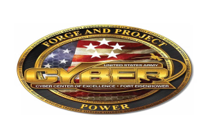 Logo der United States Army Cyber Center of Excellence, Fort Eisenhower, mit einem blauen Kreis mit einem weißen Stern in der Mitte und einem weißen Rand sowie dem Text "Forge and Project Cyber Power" in fetter schwarzer Schrift darunter.