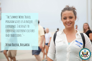 Eine Frau mit einer Tasche lächelt umgeben von einer Gruppe von Menschen, die gehen, mit Text auf der linken Seite, der über ein Sommerarbeit-Reiseprogramm und kulturelle Erfahrungen berichtet.