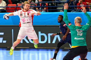 Eine Gruppe von Männern spielt Handball auf einem Court, mit einem Ball in der Mitte der Aktion und Zuschauern im Hintergrund bei der Futsal-Weltmeisterschaft 2019, die Bayern München gegen Paris Saint-Germain schauen.