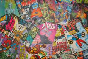 Eine Sammlung von Comic-Heften, die gemeinsam ausgestellt sind.