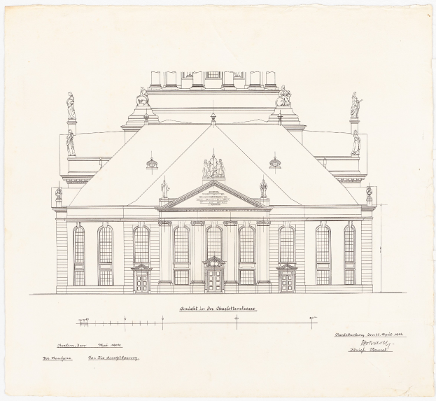 Ein detailliertes Skizze des Schlosshof-Gebäudes in Dresden, Deutschland, das zahlreiche Fenster und Statuen an seiner Fassade zeigt, gezeichnet auf einem Blatt Papier mit begleitendem Text.