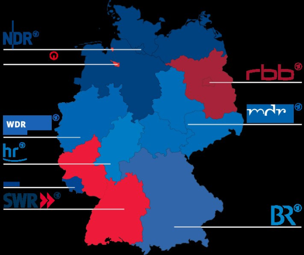 Eine Deutschlandkarte mit in rot und blau hervorgehobenen Bundesländern, die die Ergebnisse der Wahl von 2016 zeigt, mit Texten, die Kandidaten und das Wahldatum erläutern.