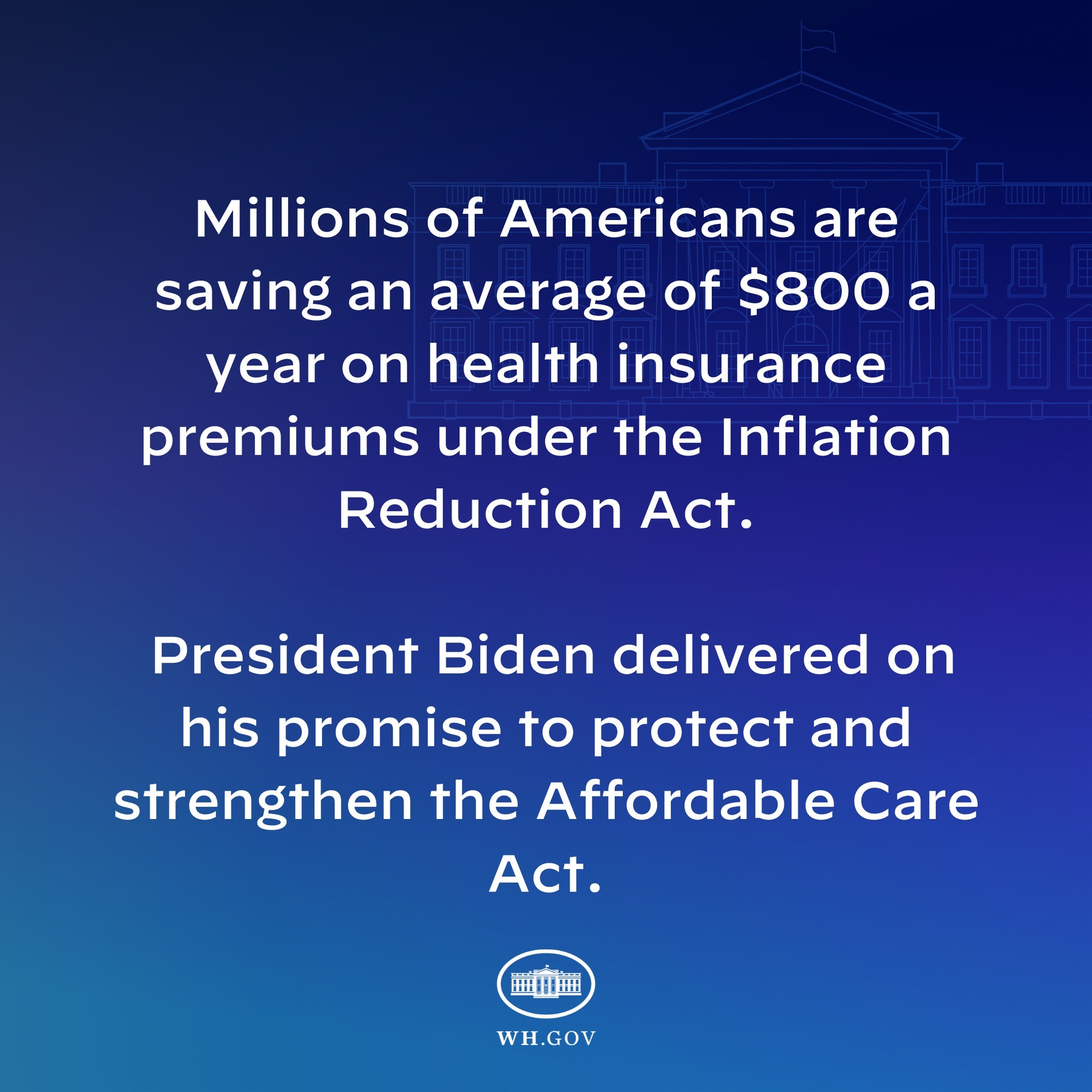 Blauer Hintergrund mit weißer Schrift, die besagt, dass Millionen von Amerikanern durchschnittlich 800 Dollar im Jahr an den Gesundheitskosten sparen, zentriert mit einem Logo.