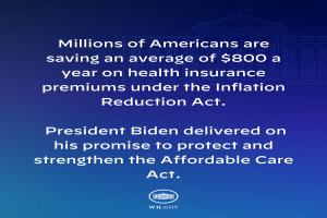 Blauer Hintergrund mit weißer Schrift, die besagt, dass Millionen von Amerikanern durchschnittlich 800 Dollar im Jahr an den Gesundheitskosten sparen, zentriert mit einem Logo.