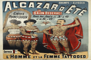 Ein Plakat in Paris wirbt für einen Tattoo-Laden, das einen Mann und eine Frau mit sichtbaren Tattoos zeigt, die nebeneinander stehen, sowie einen Text, der den Salon bewirbt.