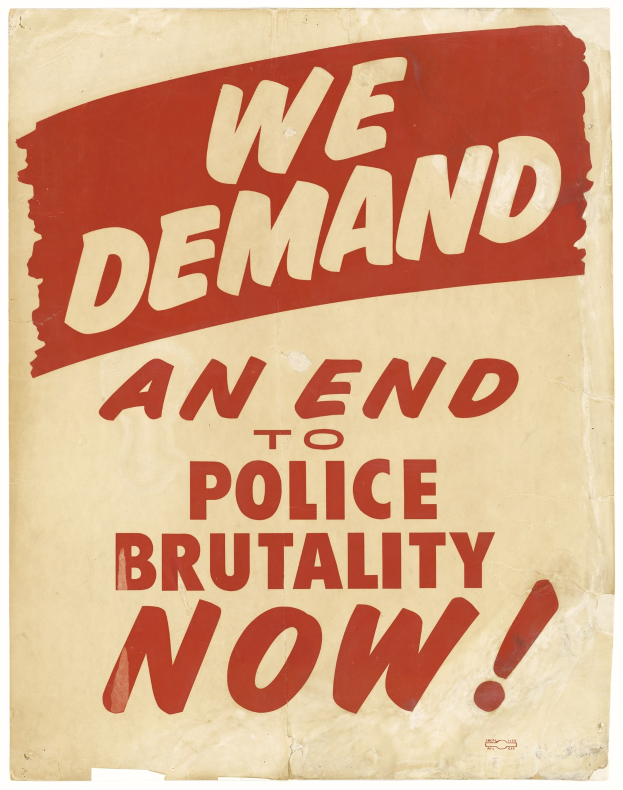 Ein Plakat mit fetter schwarzer Schrift auf weißem Hintergrund, eingerahmt von einem schwarzen Rand, das 'Wir fordern jetzt ein Ende der Polizeigewalt' in einer modernen, auffälligen Schriftart trägt.