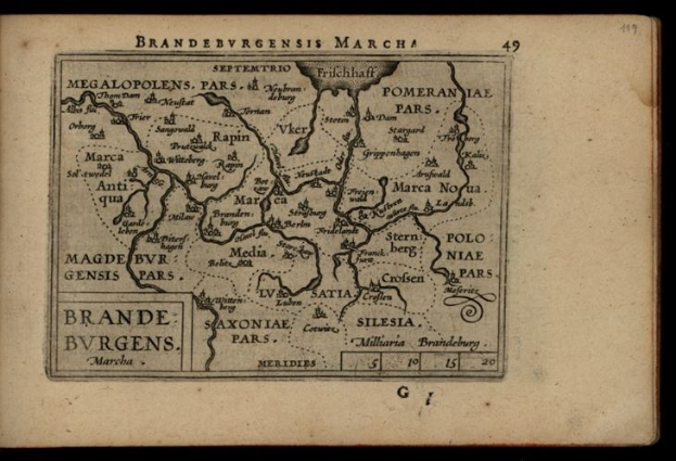 Altes Buch mit einer detaillierten Karte der brandenburgischen Region Deutschlands auf einem schwarzen Hintergrund, das geografische Merkmale wie Flüsse, Berge und Städte zeigt.