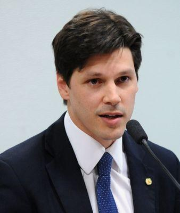 Ein Mann im Anzug spricht in ein Mikrofon, wahrscheinlich spricht er die Genehmigung des Gesetzes durch die Regierung an.