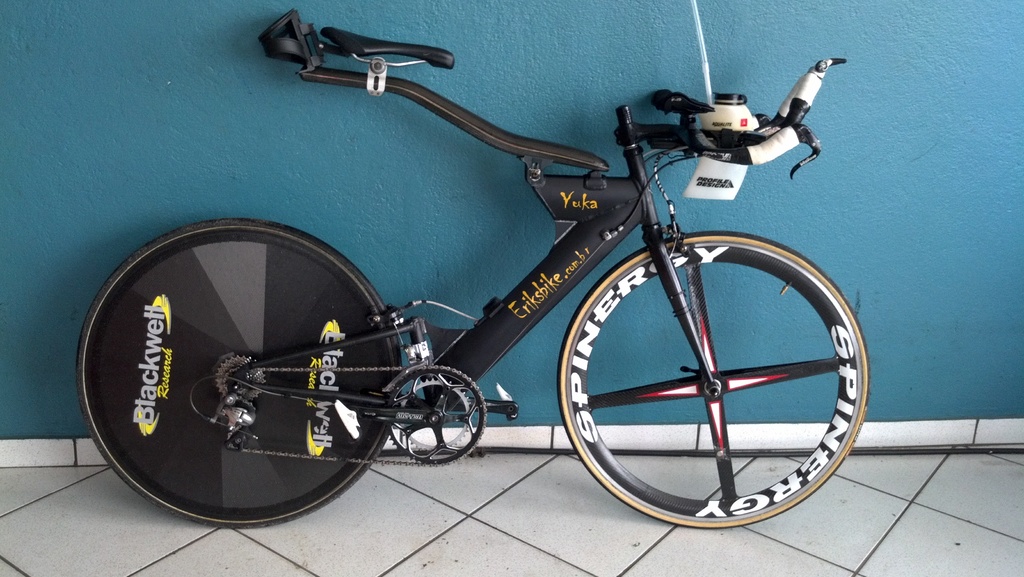 Ein Sportfahrrad ist auf einem Marmorboden vor einer Wand positioniert.