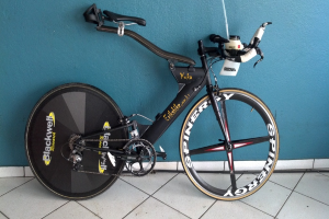 Ein Sportfahrrad ist auf einem Marmorboden vor einer Wand positioniert.