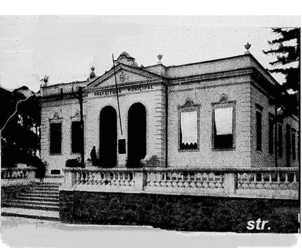 Farbcodierte Karte eines geplanten Wohnbaugebiets mit beschrifteten Bereichen für Gebäude, Straße und weitere Merkmale.