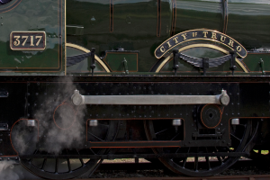 Ein Zug befindet sich auf Schienen.