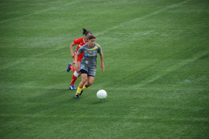 Frauen und ein Ball am Boden.