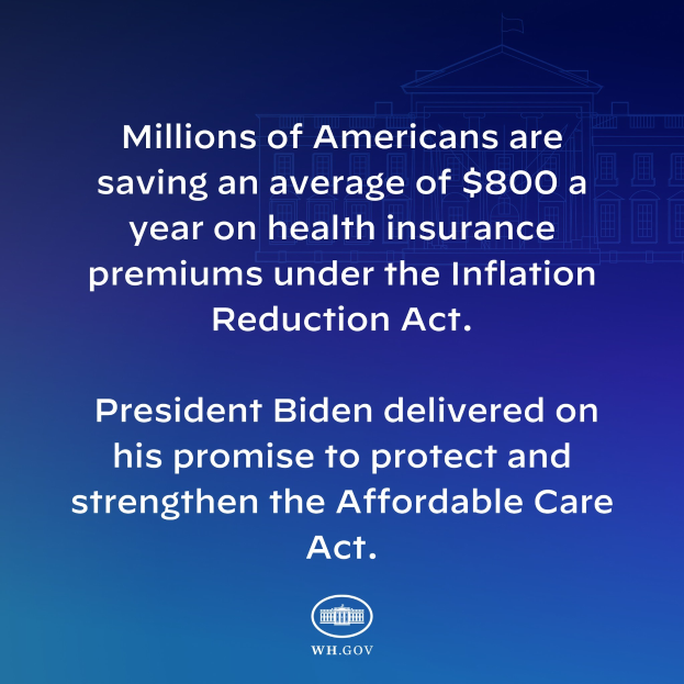 Ein blauer Hintergrund mit dem Text "Millionen von Amerikanern sparen durchschnittlich 800 Dollar im Jahr bei den Krankenversicherungsprämien thanks to the Inflation Reduction Act" und einem Logo.