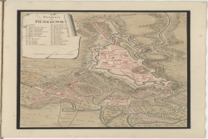 Altes Buch mit detaillierter Karte von Bergamo, Italien, mit sichtbaren Straßen, Gebäuden und Sehenswürdigkeiten sowie Text über die Bevölkerung, Geschichte und Kultur der Stadt.