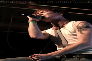 Ein Mann hält ein Mikrofon und singt.