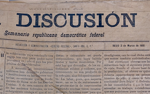 Gelblicher Zeitungsausschnitt mit schwarzer Tinte, Überschrift "Semanario Repúblicano Democrático Federal", das Wort "Diskussion", leicht zerknittert mit Zeichen von Alter und häufigem Gebrauch.