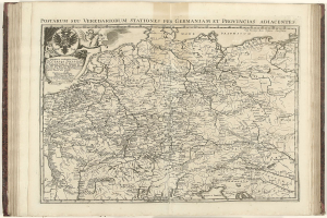Ein aufgeschlagenes Buch, das eine detaillierte Karte von Deutschland zeigt, mit geografischen Merkmalen wie Flüssen, Bergen und Städten, begleitet von Text, der zusätzliche Informationen bietet.
