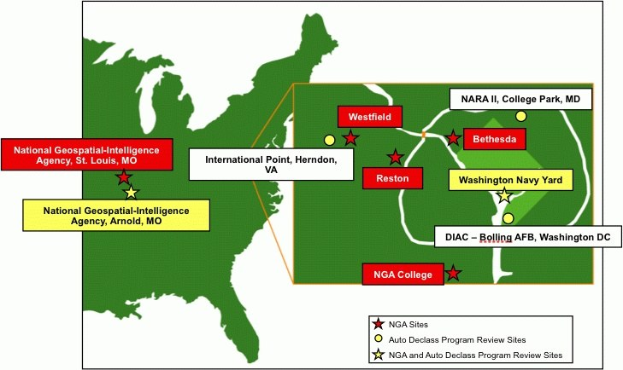 Eine Karte der Vereinigten Staaten, die die Standorte der National Geospatial Intelligence Agency mit geographischen Merkmalen und fetter, zentrierter Schrift hervorhebt.