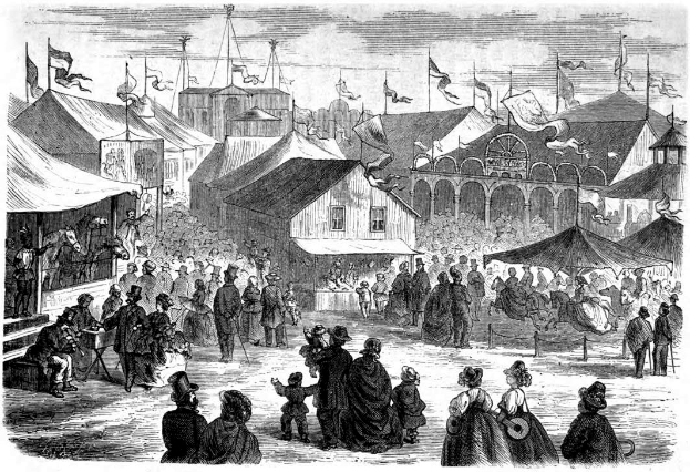 Eine Schwarz-Weiß-Zeichnung eines volkreichen viktorianischen Karnevals in London, England, mit einer Menge Menschen, Zelten, Gebäuden, Fahnen und Polen unter einem Himmel.