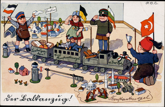 Kinder spielen mit einem Spielzeugräuber auf einem Eisenbahnübergang in einem Wohngebiet mit Häusern und Bäumen, Text unten.