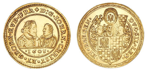Eine Sammlung italienischer Münzen von 1877 bis 1910, darunter mehrere 20-Lire-Münzen, auf Papier in einer Reihe angeordnet mit zwei Flaggen darunter, darunter die italienische Flagge.