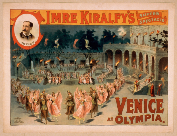 Plakat für Imre Kiralfys Super-Spektakel in Venedig bei Olympia, das kostümierte Menschen vor einem gebogenen und säulengeschmückten Gebäude mit Laternenmasten und Bäumen im Hintergrund zeigt, einschließlich einer sichtbaren Person und Text.