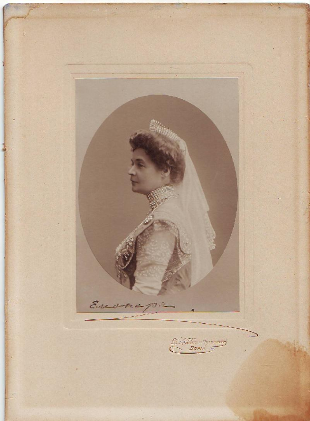 Kaiserin Maria Fjodorowna von Russland in einem weißen Hochzeitskleid, Schleier und Tiara, mit einer eleganten Hochsteckfrisur, Blick zur Seite.