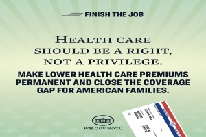 Plakat mit dem Text "Beende die Arbeit: Gesundheit sollte ein Recht sein, nicht ein Privileg" und einer Karte mit der Aufschrift "Mache niedrigere Gesundheitskosten permanent und schließe die Versorgungslücke für amerikanische Familien."