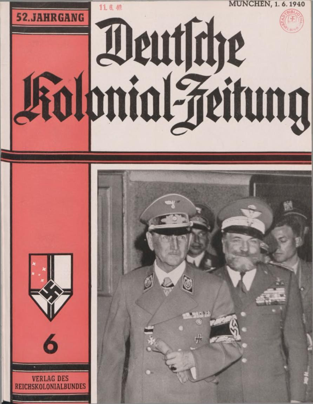 Buch mit dem Titel 'Deutsches Kolonial-Feitung', datiert auf November 1940, mit einem Bild von Adolf Hitler auf dem Cover, gehalten von einer Person umgeben von anderen mit Mützen.