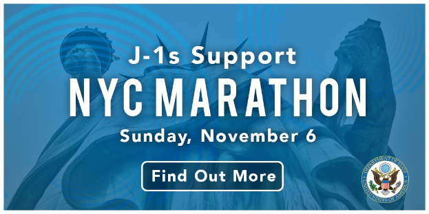 Plakat, das den New York City Marathon bewirbt mit dem Text "j-1s unterstützen NYC Marathon" und dem Veranstaltungsdatum am Sonntag, den 6. November.