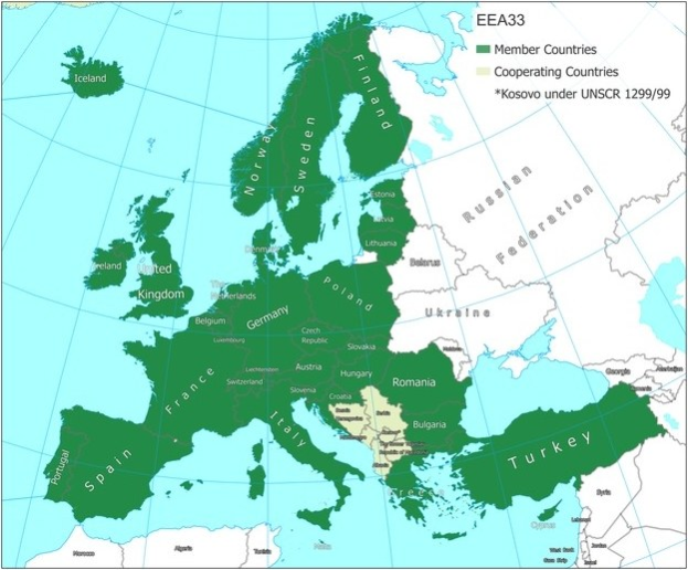 Ein Plakat, das eine detaillierte Karte von Europa zeigt, die die Mitgliedstaaten der Europäischen Union mit ihren Grenzen, wichtigen Städten, Flüssen und geografischen Merkmalen hervorhebt, begleitet von Text, der zusätzliche Länderinformationen bereitstellt.